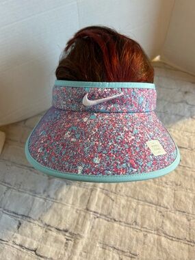 NIKE WOMEN’S MULTI COLORED GOLF VISOR SPLATTER PAINT LARGE BILL NIKE SWOOSH LOGO
